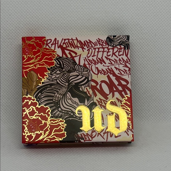 Urban Decay Red and Gold Artistic Compact Eyeshadow Pallet - Picture 1 of 4